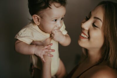 Comptine pour bébé : 12 classiques, âges et bienfaits
