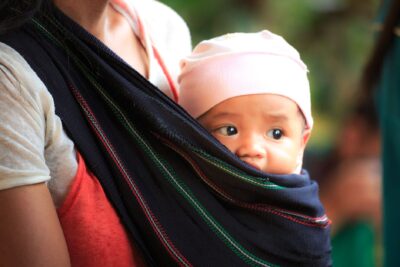 Porter bébé : 6 positions sûres et la règle TICKS