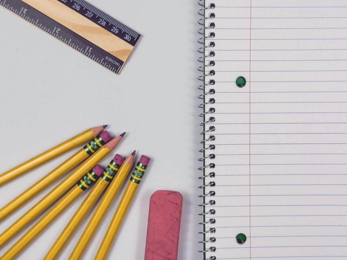 Fournitures scolaires sur un bureau